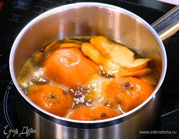 Выжатые половинки мандаринов, мандариновый сок и апельсиновую цедру поместить в небольшую кастрюлю, влить 200 мл кипятка, добавить 1 чайную ложку с горкой меда, корицу и довести все до кипения.