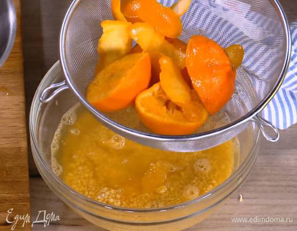 К апельсиновой мякоти с соком добавить кускус, влить через сито мандариново-медовую смесь и накрыть крышкой — кускус должен впитать жидкость и набухнуть.