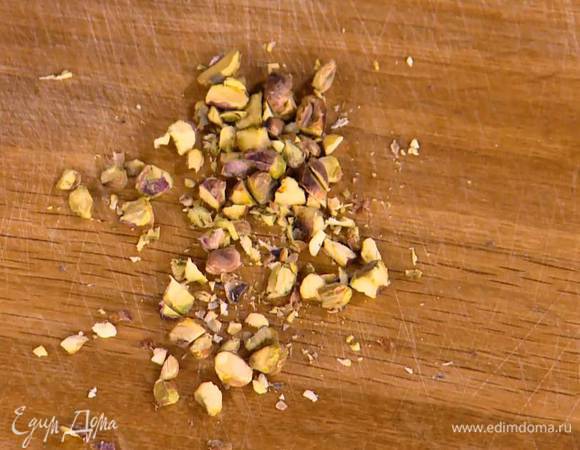 Фисташки порубить ножом.