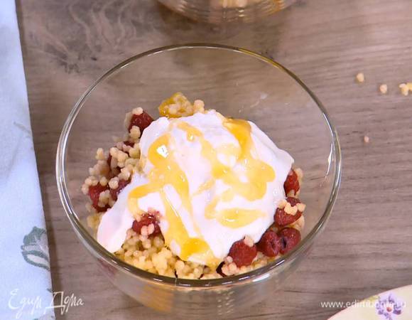 Кускус с малиной полить йогуртом и оставшимся медом, посыпать измельченными фисташками.