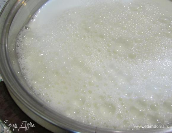 Молоко перелить в кастрюлю с толстым дном. Дать закипеть.