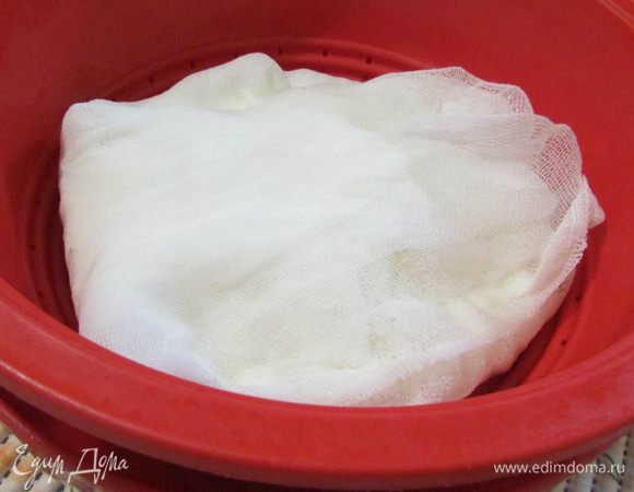 Края марли подвернуть к центру.