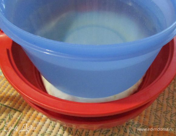 На сыр поставить гнет. Оставить на 2-3 часа.