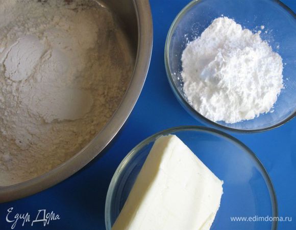 Духовку разогреть до 180°C. Основа. Смешать муку с солью, сахарной пудрой, добавить сливочное масло, порезанное на кусочки.