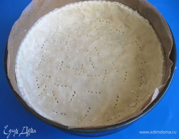 Форму застелить бумагой для выпечки (дно и борта). Тесто уплотнить, поместить в форму, утрамбовать, сделать бортики из теста, бортики выровнять с помощью колесика для пиццы. Наколоть тесто (нижнюю часть) вилкой.