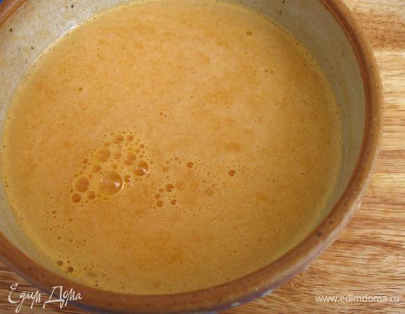 Из мандаринов выжать сок (340 г), поместить его в сотейник, добавить сахар, перемешать, уварить до загустения на медленном огне. После выпаривания у меня осталось 245 г сока. Этого будет вполне достаточно для начинки и для соуса.