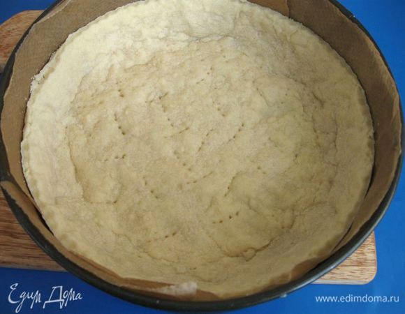 Поставить форму с тестом в духовку на 12 минут. Вынуть из духовки. Из формы не вынимать.