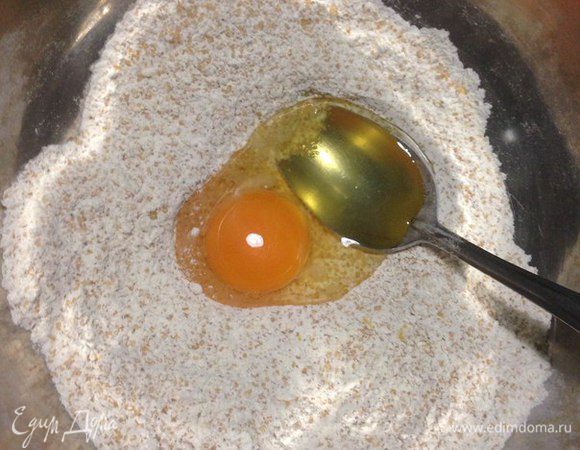 Вмешиваем в сухую смесь одно яйцо.