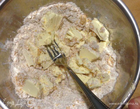 Вмешиваем сливочное масло в тесто, но так, чтобы тесто все не растаяло от тепла рук.