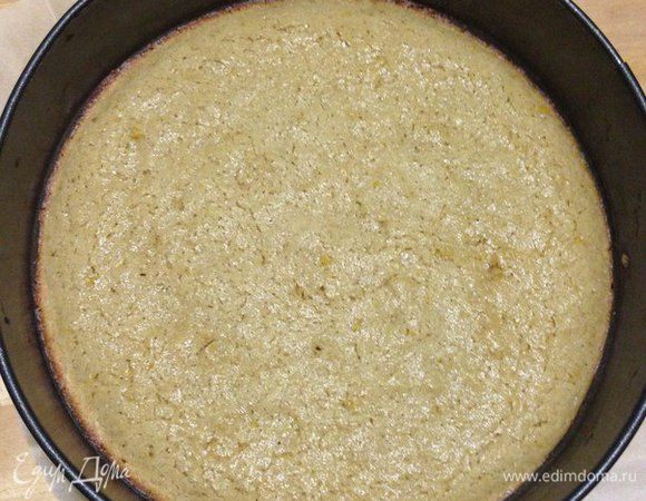 Разогреваем духовку до 220°C режим верх-низ.
Берем разъемную форму и кладем на дно бумагу для выпечки и равномерно распределяем тесто по дну. 
Выпекаем в духовке при 220°C 15 минут. 
Готовое тесто будет золотисто-коричневое и сахар не весь растает будут виднеться кристаллы сахара.
Оставляем тесто остывать прямо в форме.