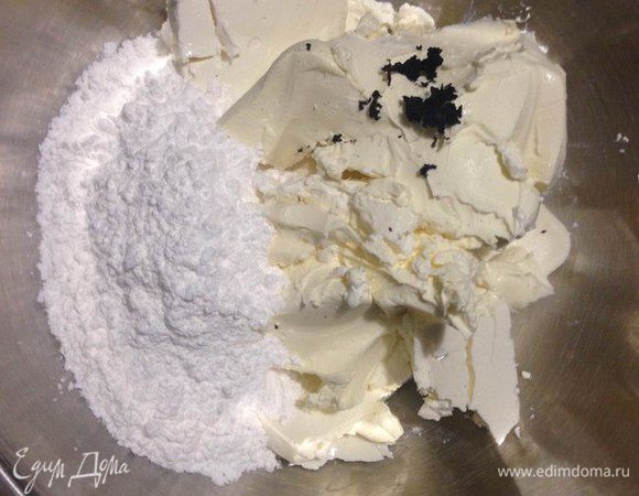 В миске аккуратно смешиваем венчиком сливочный сыр, маскарпоне, сахарную пудру и семена из стручка ванили.
Весь крем пока готовим смешиваем аккуратно венчиком, так как если будем смешивать блендером или миксером будет внутри много воздуха и при выпекании может образоваться трещина на чизкейке.