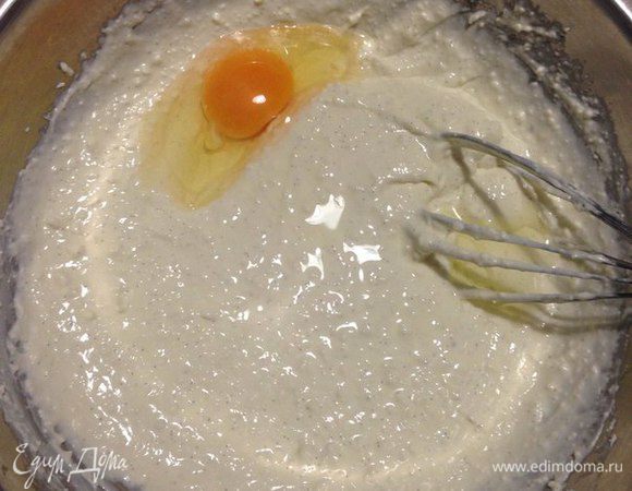 Аккуратно по одному яйцу вмешиваем в крем.