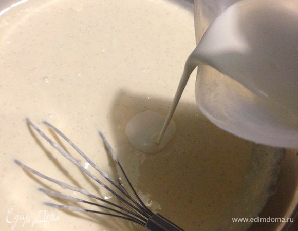 Теперь после того как вмешали все яйца, вливаем сливки и тоже аккуратно все перемешиваем.
