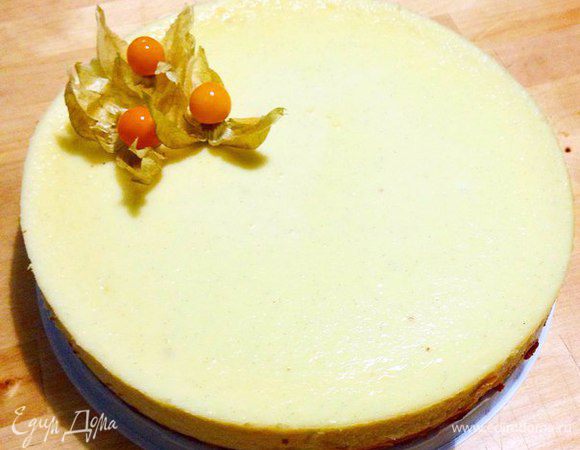 Затем достаем из холодильника форму с чизкейком и с помощью тоненького ножа отделяем форму от чизкейка, как бы проводим ножом по бокам формы по кругу. 
Достаем чизкейк из формы и приятного чаепития.