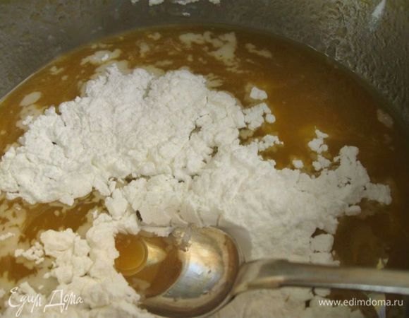 Приготовить соус. В мандариновый сок (145 г) добавить сахарную пудру (30 г), крахмал (20 г), ванильную эссенцию (0.5 чайной ложки). Перемешать, поставить на водяную баню, помешивать постоянно до загустения, не давать закипеть.