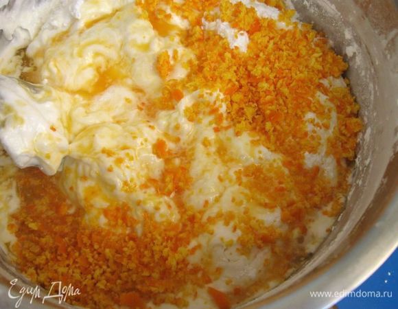 Затем добавить 100 г сока, кукурузный крахмал (40 г), цедру (30 г).