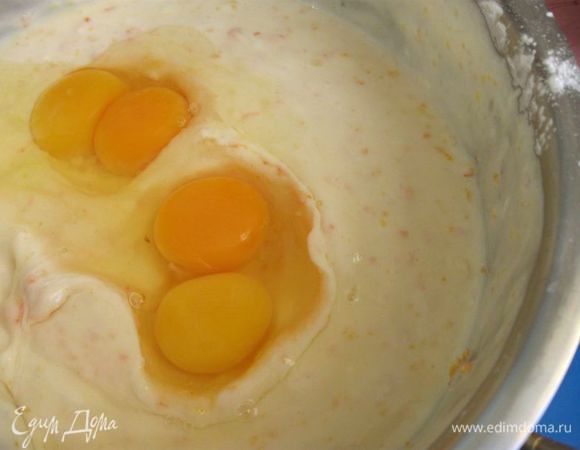 Затем добавить два яйца и два желтка, ванильную эссенцию (1 ч.л.). Взбить до однородного состояния.