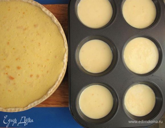 На основу вылить начинку таким образом, чтобы она не доходила до бортов выпеченной формы на 3-4 мм (после этого у меня осталось начинки еще на 6 формочек для маффинов). Поставить форму с чизкейком в духовой шкаф на 45 минут. Формочки с творожной массой отправить в духовой шкаф на 25-30 минут (дно в формочках застелить бумагой для выпечки).