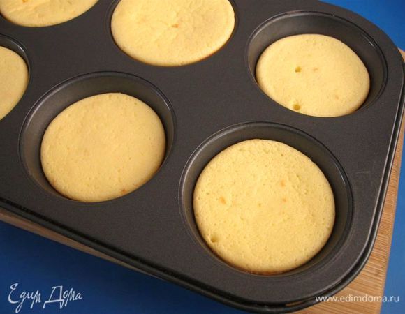 Творожники готовы, вынуть из духовки. На их покрытие (после остывания) ушло 1.5 столовых ложки (от общего количества) мандаринового соуса.