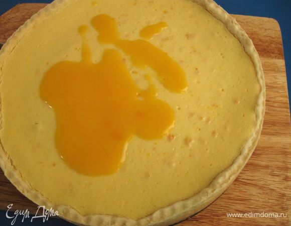 Дать постоять форме с чизкейком в выключенной духовке 10 минут, центр творожной массы должен чуть-чуть дрожать. Вынуть форму из духовки, дать постоять 1 час. Освободить от формы. На остывший чизкейк нанести теплый мандариновый соус.