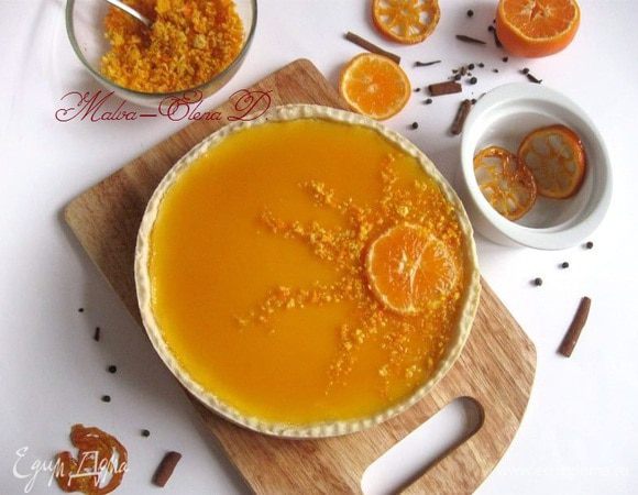 Мандарин тщательно помыть, кожуру не снимать, отрезать один кружочек. Украсить им чизкейк, вокруг него в виде лучей расположить цедру мандарина.