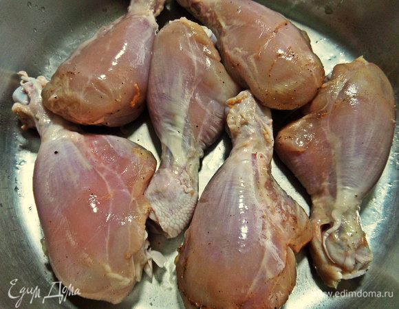 С куриных ножек стянуть кожу (или оставить, кто любит).