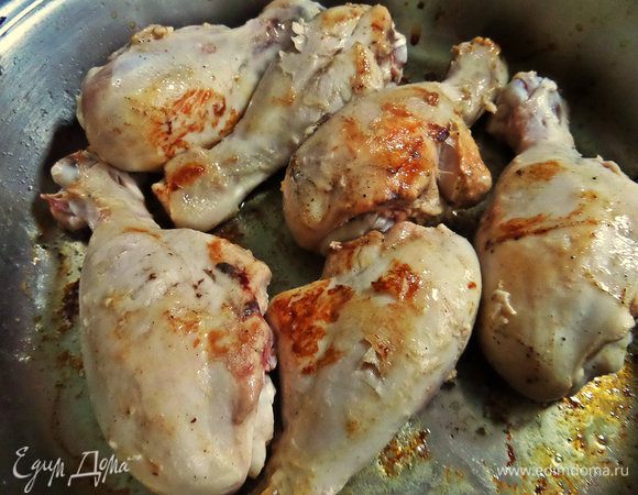 Обжарить ножки с двух сторон в широкой сковороде с толстым дном (у меня цептеровская) на растительном масле. Вытащить на тарелку.
