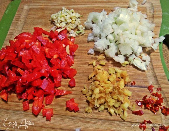 Измельчаем овощи и имбирь.