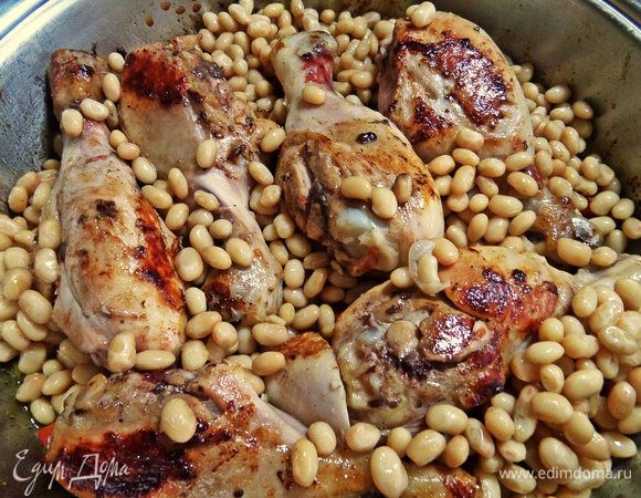 Высыпаем готовую фасоль (можно слегка не доваренную). Или нут как у Джейми.