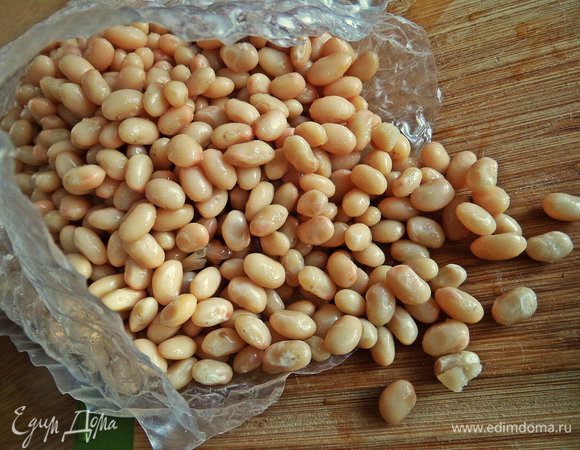 У меня мелкая белая фасоль из вакуумной упаковки. Можно воспользоваться консервированной. И нут консервированный тоже. Джейми так и делал на видео-уроке!