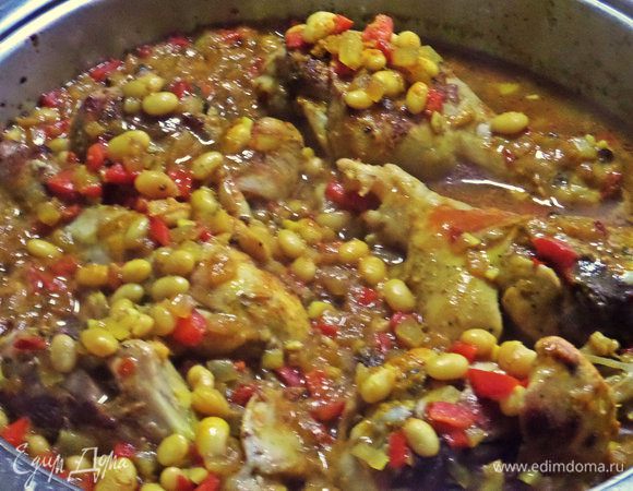 Выливаем примерно стакан воды, накрываем крышкой и тушим 40-45 минут на небольшом огне.