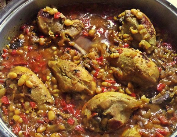 В процессе переворачиваем курочку и поливаем соусом.