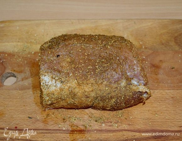 Кусок свинины щедро посолить и поперчить, добавить ваши любимые специи.