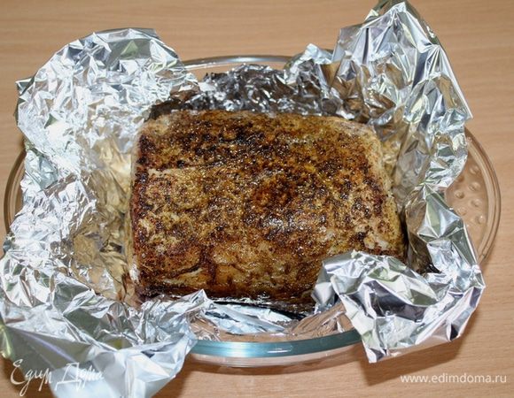 Фольгу сложить в два слоя (с запасом) и выложить на нее обжаренное мясо.