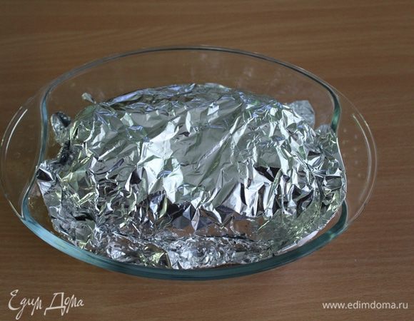 Плотно завернуть фольгу и отправить форму в нагретую до 200-220°C духовку. Запекать примерно 50-60 минут. Во время запекания рассол пропитывает мясо и делает его сочным и ароматным.