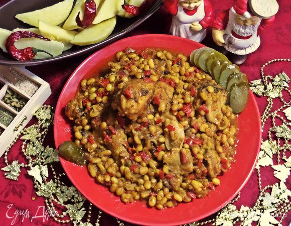 Выкладываем на большое блюдо ножки с фасолью. Поливаем соусом.