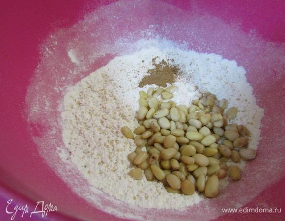 Добавить корицу и кедровые орешки. Перемешать.