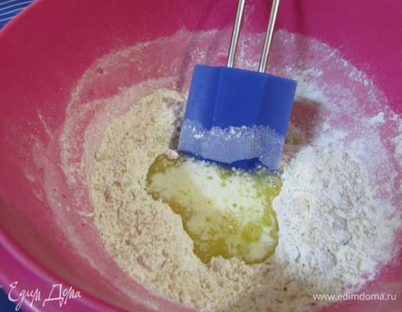 Сливочное масло растопить. Дать остыть и влить в мучную смесь.