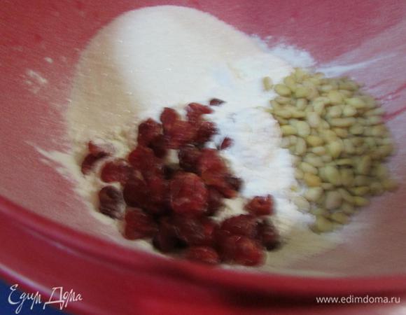 Приготовить тесто. В миску просеять муку и разрыхлитель. Добавить орехи и вяленую вишню. Перемешать.