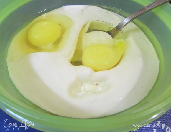 Отдельно смешать ряженку, растительное масло и яйца. 