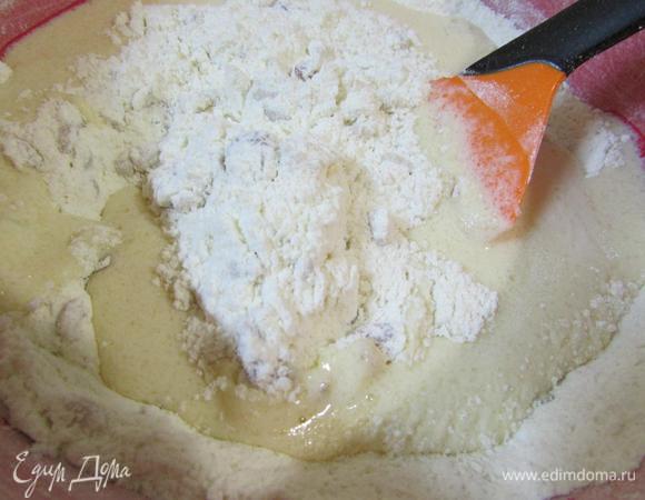 Молочно-яичную смесь добавить к мучной.