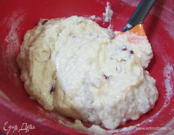 Слегка перемешать. В тесте должны проглядывать комочки муки. Это не позволит орехам и вишне опуститься на дно во время выпечки. Дать постоять 5 минут. Тесто слегка подрастет и загустеет.