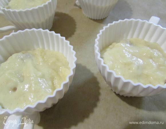 Тесто выложить в формочки до половины.