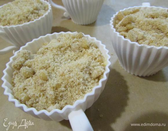 Сверху посыпать штрейзелем. Отправить в разогретую духовку 180°C. Выпекать 30-40 минут, до золотисто-коричневого цвета. Готовность проверить деревянной шпажкой.