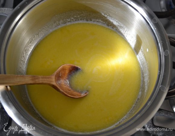 В кастрюльку налить воду и молоко, добавить сливочное масло кусочками, поставить все на огонь и довести до кипения.