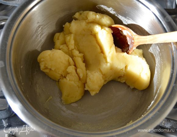 Продолжая мешать, подержать тесто на огне еще около 30 секунд (заварить!). На дне кастрюльки должна образоваться тонкая корочка, как на фото.