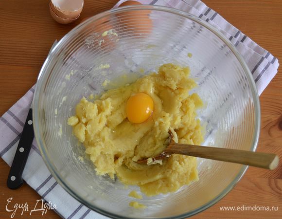 Снять тесто с огня и переложить в миску. Слегка остудить. Ввести по одному яйца (!). Важно тщательно вымешивать тесто до однородного состояния после добавления каждого яйца.