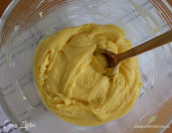 В итоге, может потребоваться от 4 до 5 яиц, зависит от веса. Следить по консистенции теста... Бывает, что нужно добавить 4,5 яйца.