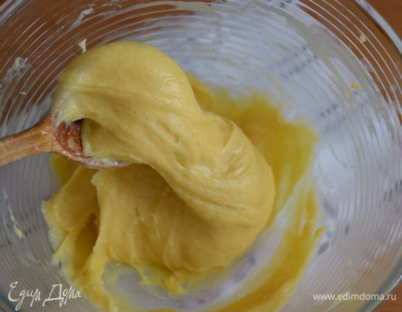 Вот здесь на фото видна консистенция теста. Оно должно получиться гладким, блестящим и достаточно густым.