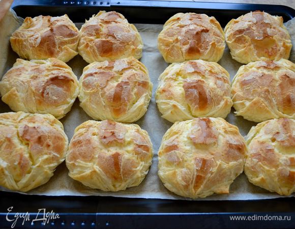 Выпекать в предварительно разогретой до 190°С духовке 35-45 минут (следите по своей духовке, но первые 35 минут не открывайте дверцу духовки, иначе они могут безвозвратно осесть!)